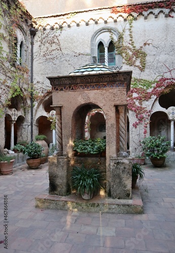 Ravello - Pozzo del Chiostro di Villa Cimbrone © lucamato