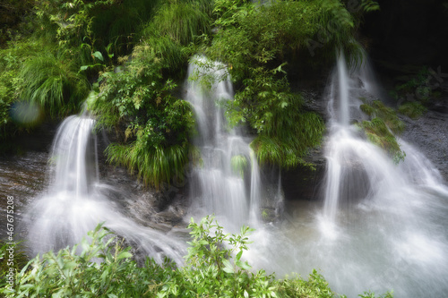 涼しそうな滝が流れている美しい渓谷の風景
