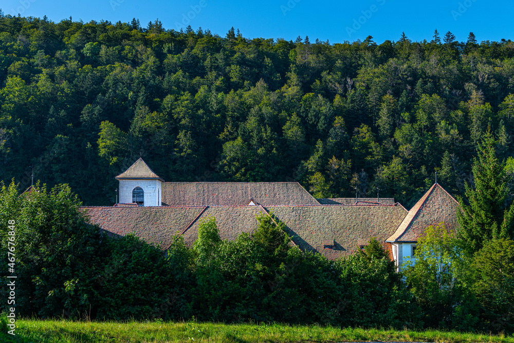 Toiture d'une église au milieu de la forêt dans le Jura bernois Toiture d'une église au milieu de la forêt dans le Jura bernois