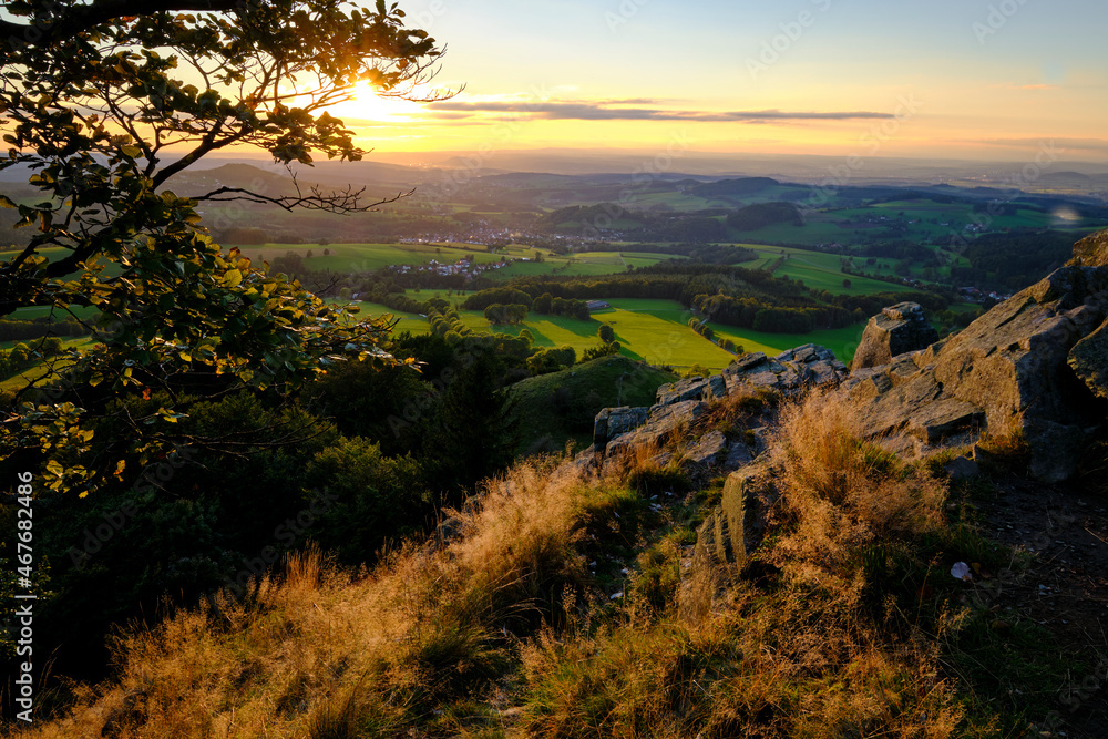 Obraz premium Sonnenuntergang am Pferdskopf im Herbst, Biosphärenreservat Rhön, Hessen, Deutschland.
