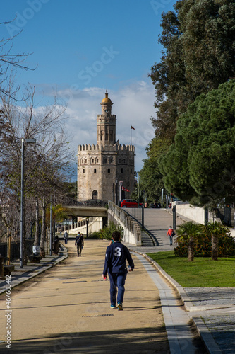 walking to torre del oro