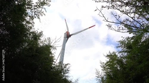 回転する風力発電のブレード