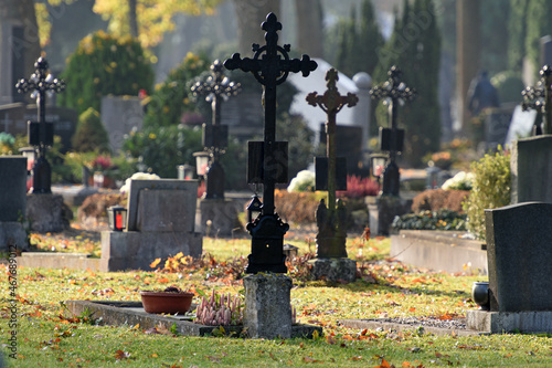 Gräber auf dem Friedhof Wels im Herbst, Österreich, Europa photo