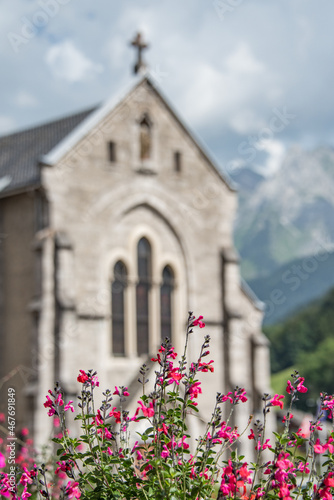 Eglise du Grand Bornand en Haute-Savoie avec la chaîne de montagnes des Aravis en arrière plan.
