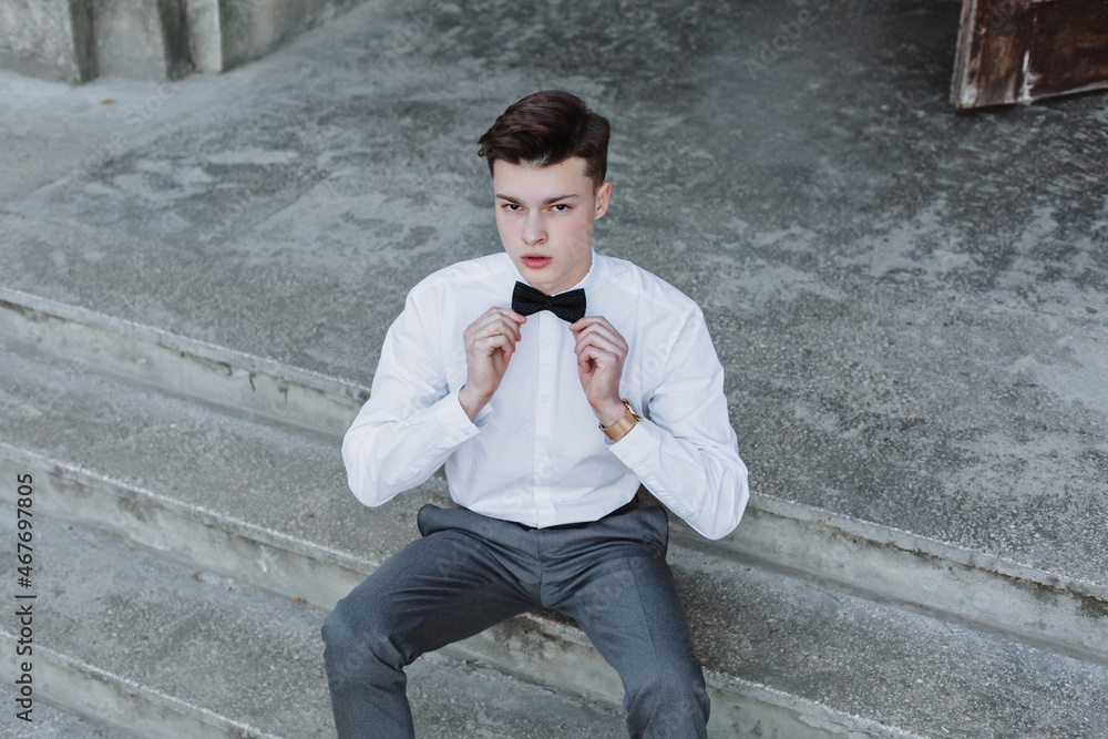Obraz premium A businessman in an elegant suit with a tie.