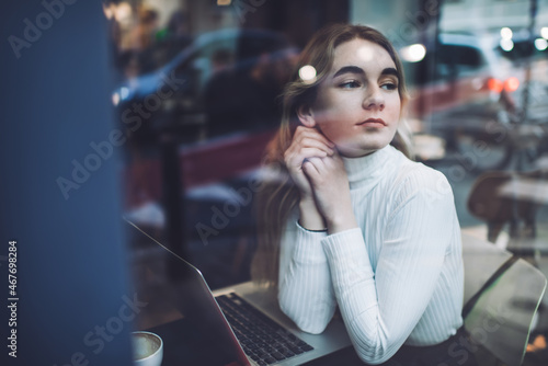 Bilde på lerret Focused woman with folded hands working in cafe