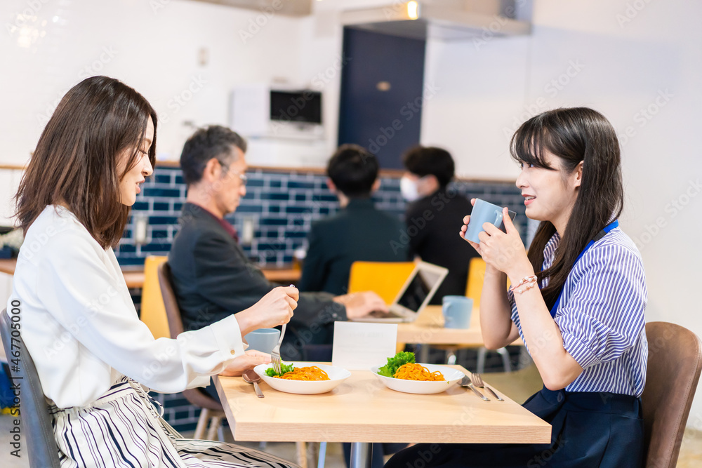 オフィスのカフェテリアのランチを食べる社員