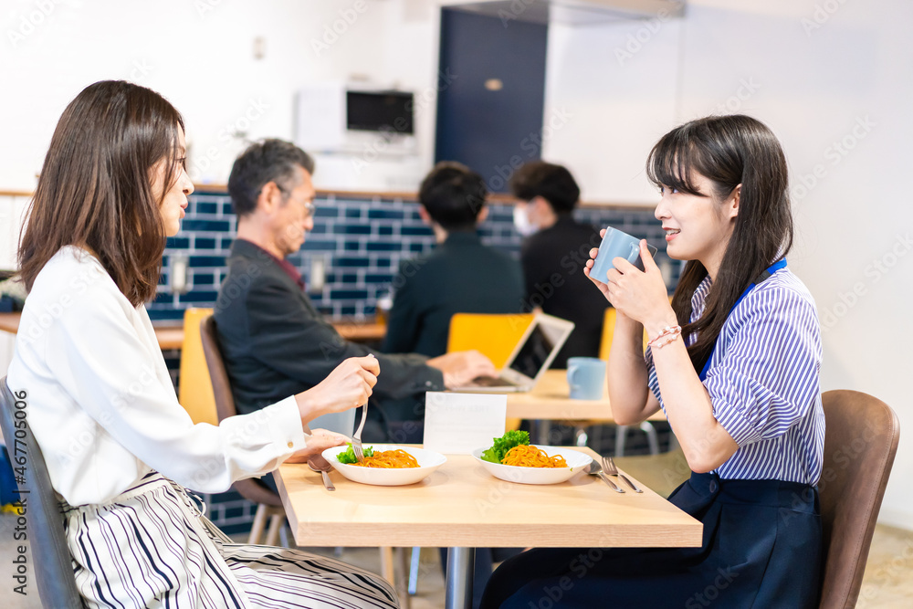 オフィスのカフェテリアのランチを食べる社員 オフィスのカフェテリアのランチを食べる社員