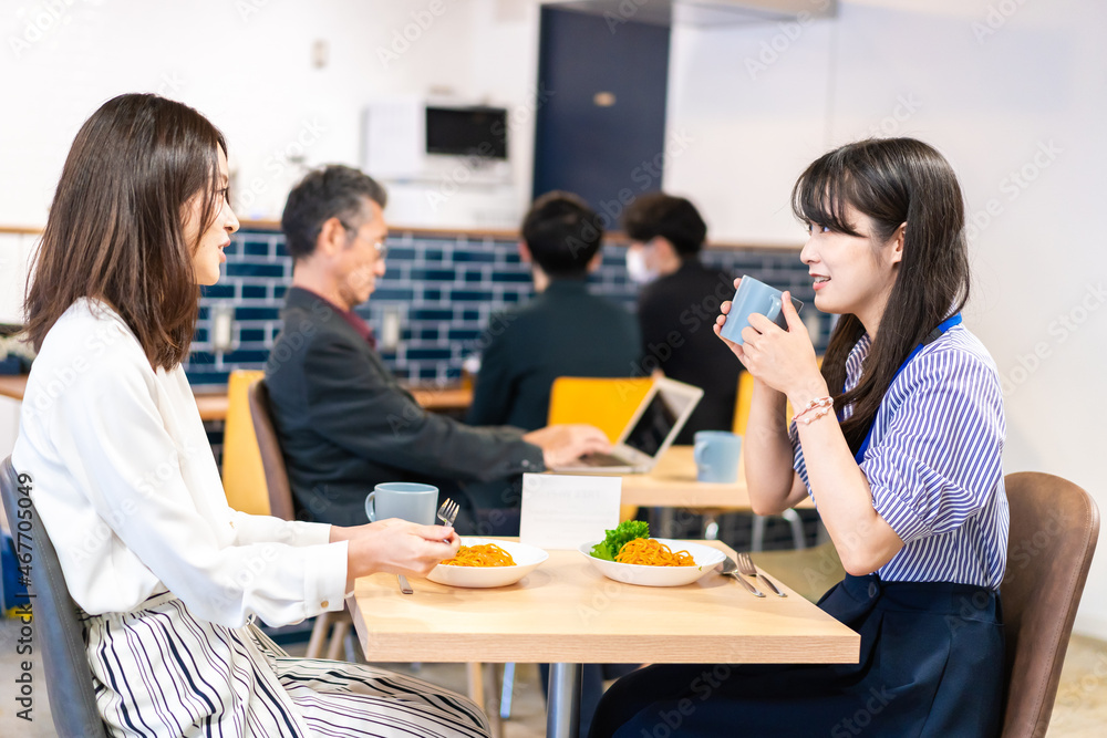 オフィスのカフェテリアのランチを食べる社員 オフィスのカフェテリアのランチを食べる社員