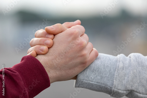 Stretta di mano di due amici.