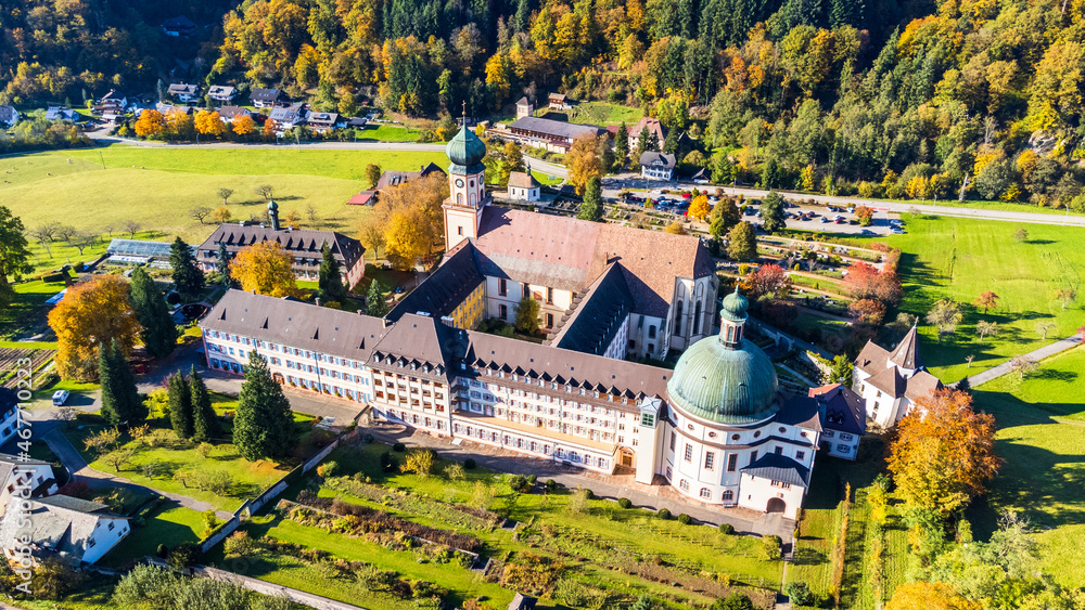 Obraz premium Luftbild des Klosters St. Trudpert im Münstertal, Schwarwald im Herbst