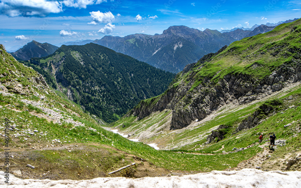 Wandern in den Ammergauer Alpen: Fernblick in der Nähe der Hochplatte nach Osten Richtung Weitalpspitz vom Roggentalsattel aus