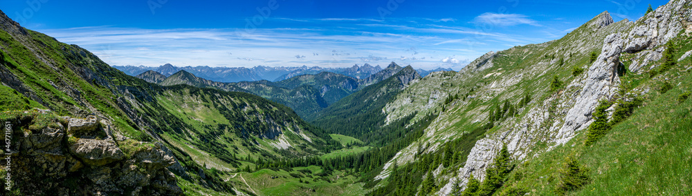 Wandern in den Ammergauer Alpen: Fernblick in der Nähe der Hochplatte nach Westen Richtung Allgäu Berge vom Roggentalsattel
