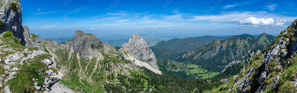 Wandern in den Ammergauer Alpen: Panoramaaufnahme, Fernblick von der Hochplatte nach Norden Richtung Allgäu