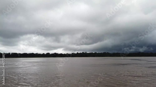 Navigation sur le fleuve Sanaga au Cameroun en pirogue photo