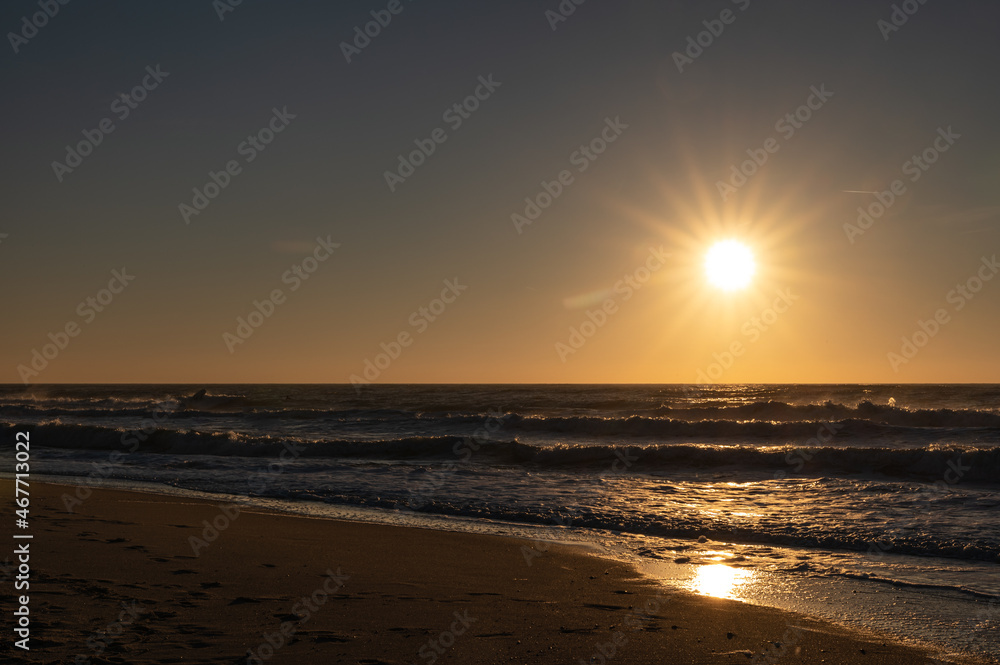 Sonnenuntergang am Strand von Sylt mit brillantem Lichtspiel