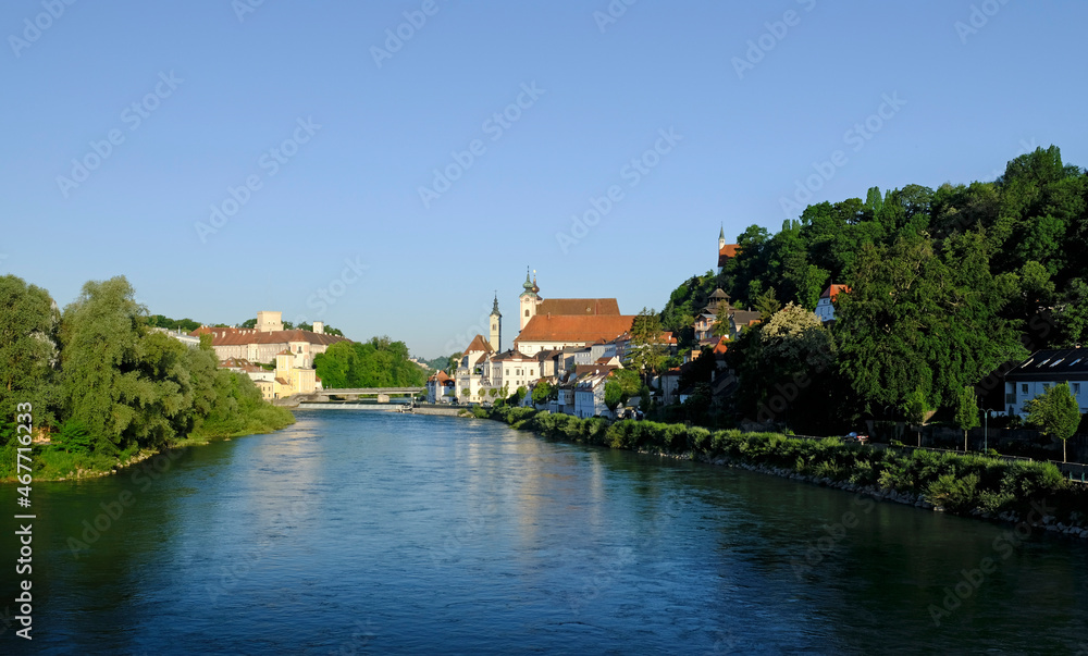die historische Stadt Steyr - Blick auf den Zusammenfluss von Enns und Steyr, das Schloss Lamberg und die Michaelerkirche 
