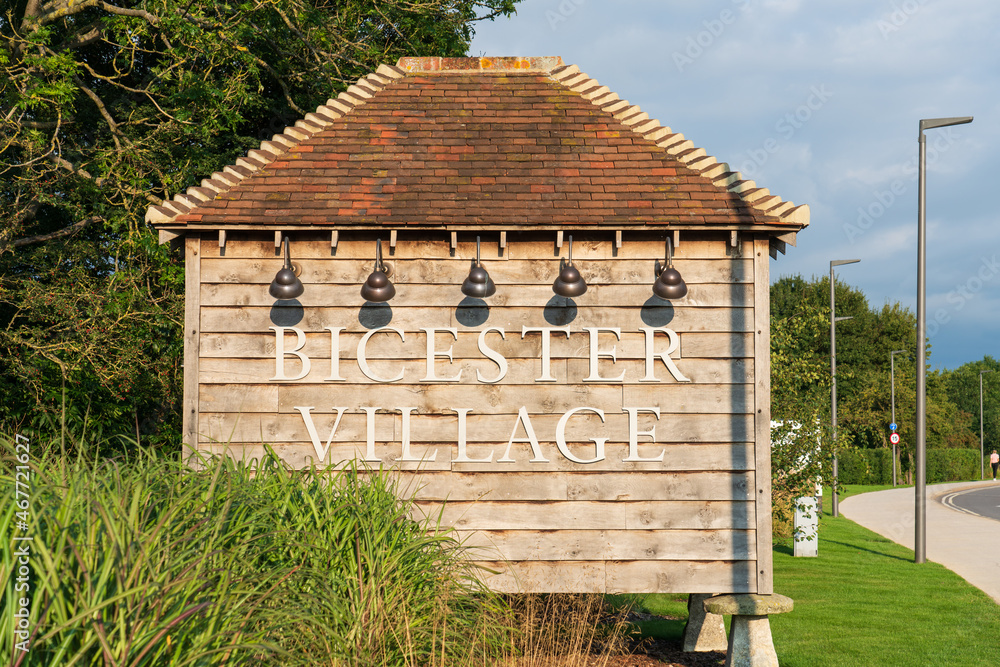 Foto de Bicester,EnglandAugust 2021 Bicester Village sign. Its