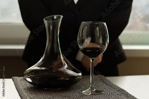 Fotografia sommelier with a bottle of wine and decanter in the restaurant, drinks tasting,