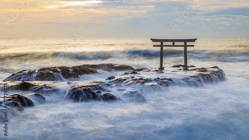 朝の神々しい神磯の鳥居