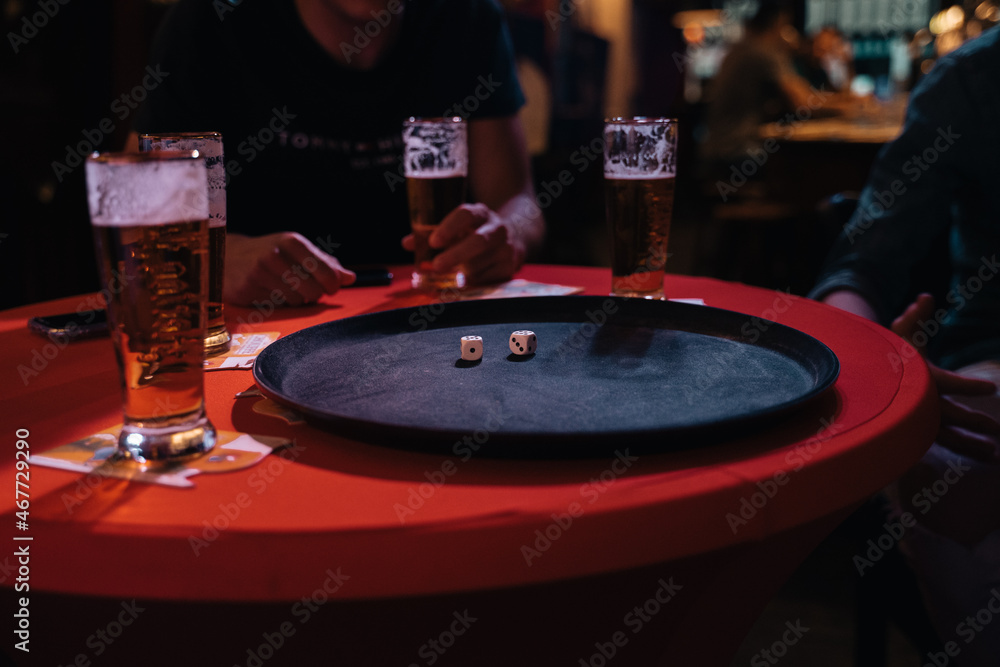 Obraz premium Dice game in cafe with beer