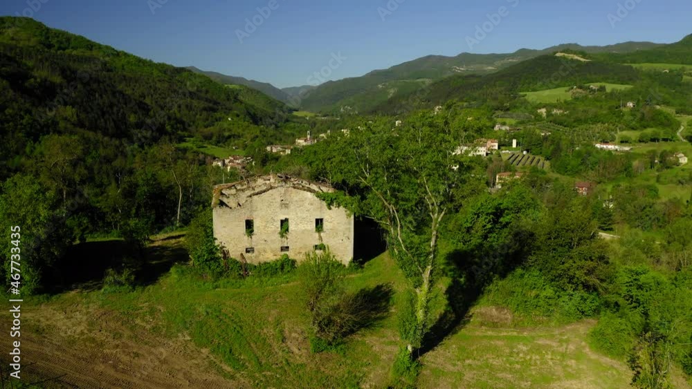 Aerial: Beautiful Shot Of Houses On Green Hills, Drone Flying On Sunny Day - Apennine Mountains, Italy Aerial: Beautiful Shot Of Houses On Green Hills, Drone Flying On Sunny Day - Apennine Mountains, Italy