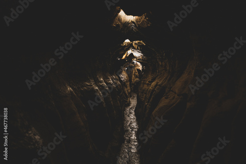 Φωτογραφία exploring underground caves with stalactite and stalagmite growth