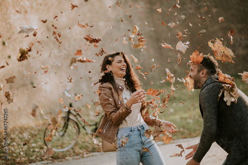 Young couple having fun wit...