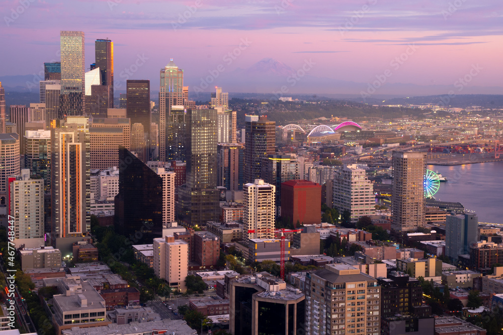 Fototapeta premium Seattle, WA - USA - Sept. 23, 2021: Horizontal view of Seattle, Washington's downtown skyline during sunset.