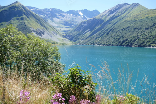 le lac de grand'maison situé entre les massifs de belledonne et les grandes rousses en isère