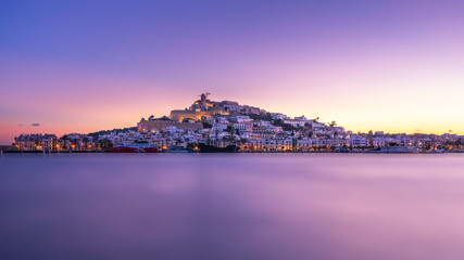Fototapete Lavendelfarbene Motive Sommerlicher Sonnenuntergang über Ibiza Altstadt  © Daniel