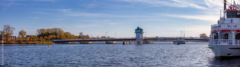 Panorama-Blick vom Hafen Kappeln auf die Klappbrücke im geschlossenen Zustand im Oktober 2021