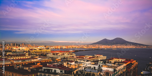 Panorama al tramonto sul porto di Napoli, Italia