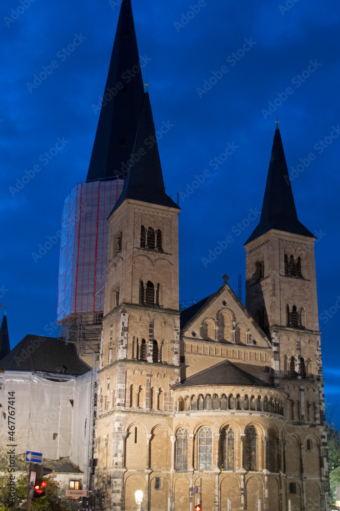 Bonn, Münsterkirche während der Renovierung, am Abend