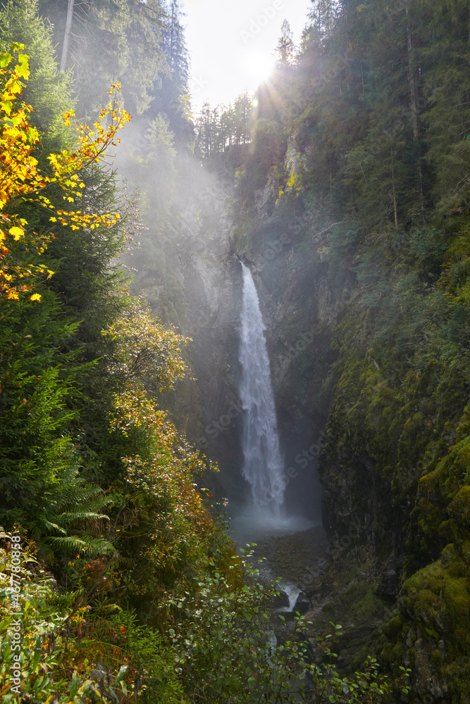 Fototapeta premium Schöner Wasserfall in den österreichischen Alpen, Salzburger Land, Untersulzbachtal, bei Neukirchen, 