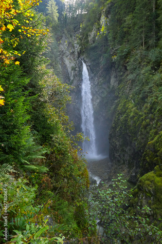 Sch  ner Wasserfall in den   sterreichischen Alpen  Salzburger Land  Untersulzbachtal  bei Neukirchen  