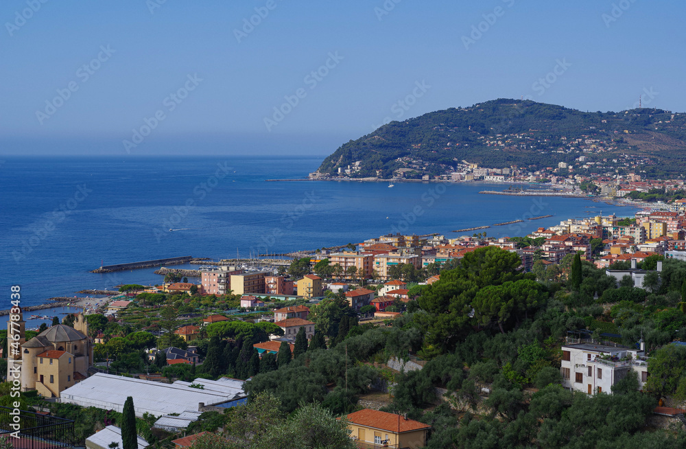 Panorama da Cervo su Diano Marina, Liguria, Italia. Foto paesaggistica  scattata di giorno, dall'alto, sulla costa, con vista case e vegetazione marittima.