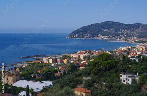 Panorama da Cervo su Diano Marina, Liguria, Italia. Foto paesaggistica scattata di giorno, dall'alto, sulla costa, con vista case e vegetazione marittima.