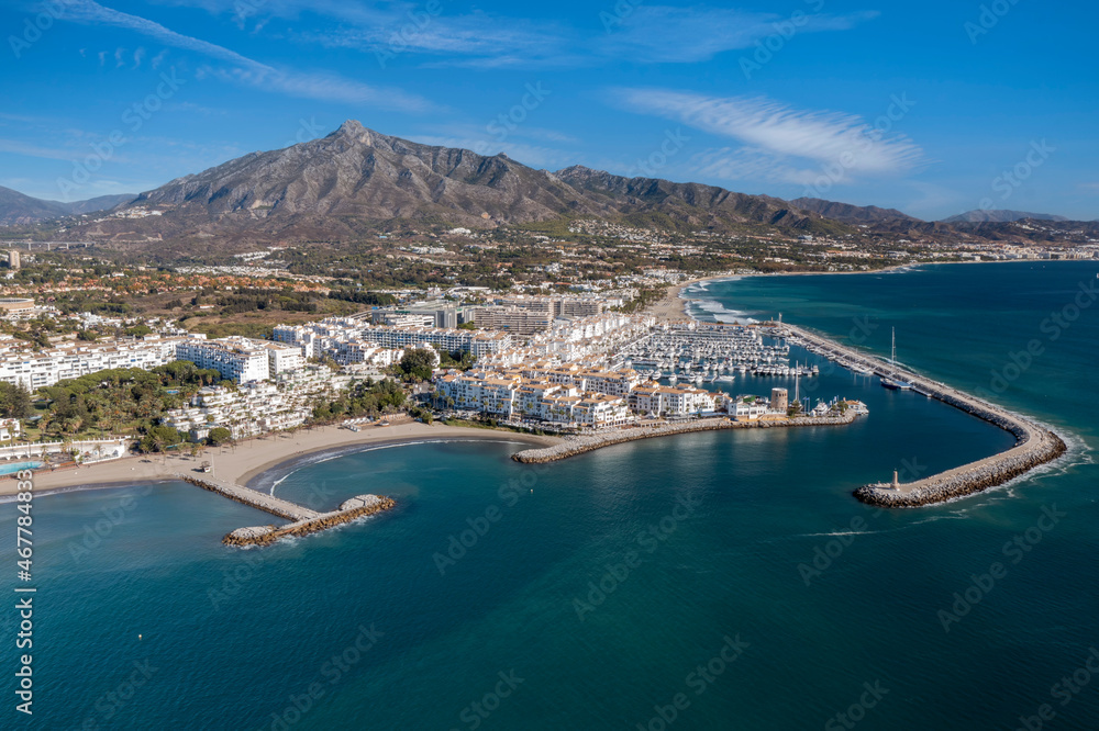 vista aérea de puerto Banús en un día azul, Marbella