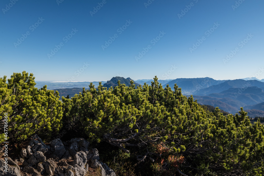 Blick vom Rauschberg im Chiemgau bei Sonnenschein, blauem Himmel und guter Fernsicht Blick vom Rauschberg im Chiemgau bei Sonnenschein, blauem Himmel und guter Fernsicht