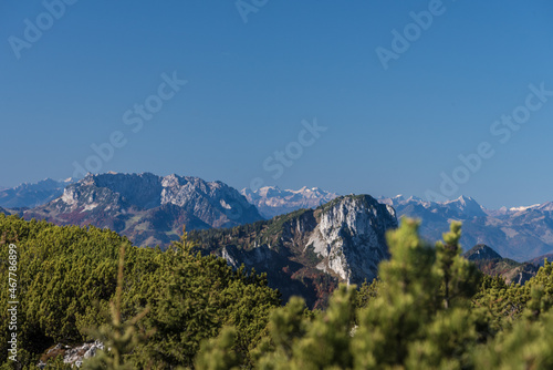 Blick vom Rauschberg im Chiemgau bei Sonnenschein  blauem Himmel  und guter Fernsicht