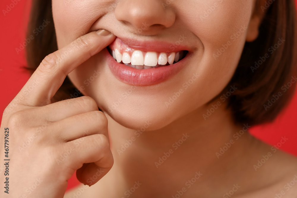 Obraz premium Young woman with healthy gums on color background, closeup