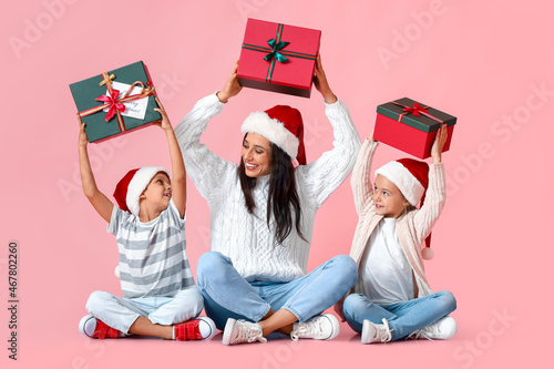 Young mother with her littl...