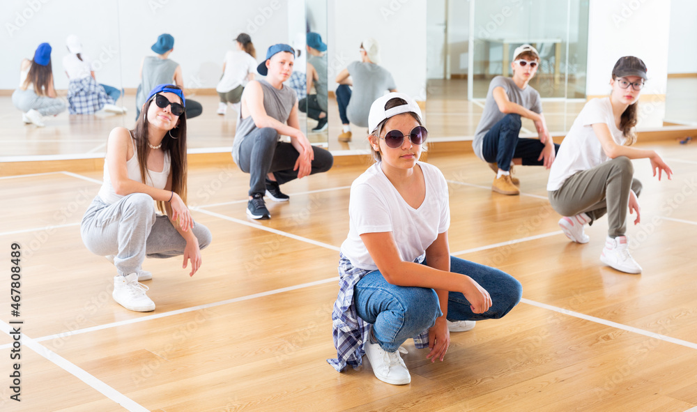 Obraz premium Boy and girls having dancing class in dance studio