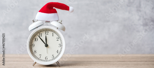Foto Merry Christmas with Vintage alarm clock and Xmas decoration on wooden table