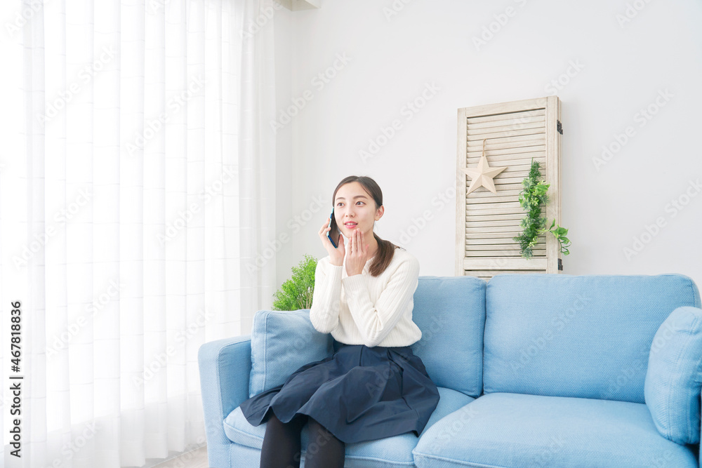 女性 電話する リビング 女性 電話する リビング