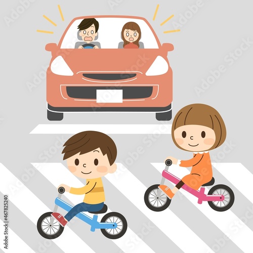 横断歩道を自転車で渡る2人の子供-危険