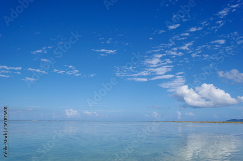 波静かな海が広がる竹富島の海岸