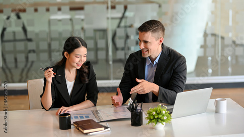Obraz na plátně Male health insurance broker presenting his insurance benefits to businesswoman
