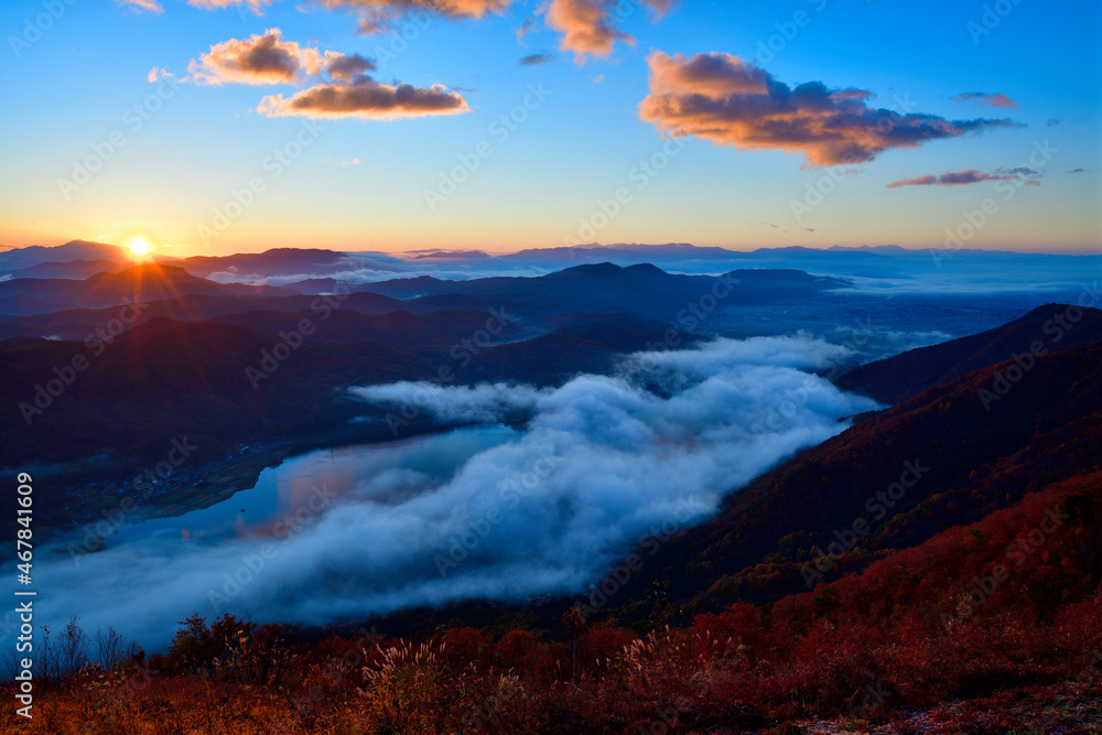紅葉する山からの日の出 紅葉する山からの日の出
